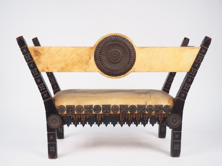 Carlo BUGATTI.  Banc en noyer, noyer noirci, cuivre martelé et ajouré,