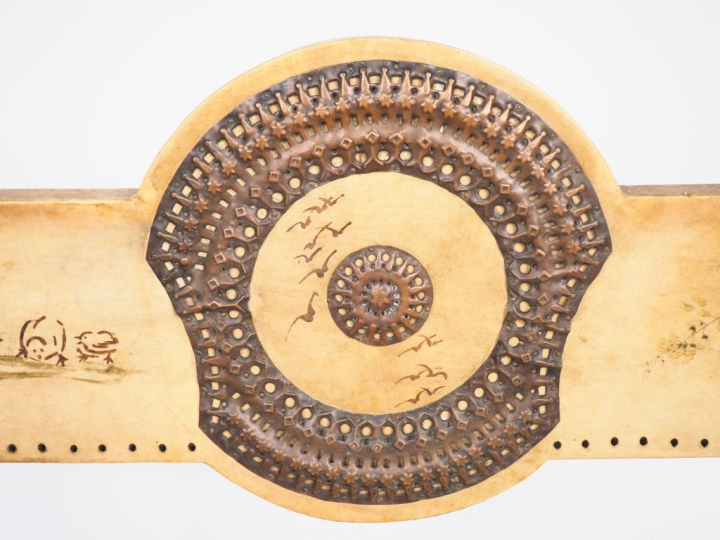 Carlo BUGATTI.  Banc en noyer, noyer noirci, cuivre martelé et ajouré,