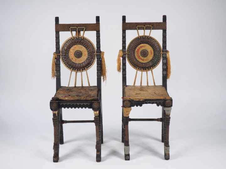 Carlo BUGATTI.  Paire de chaises en bois noirci, noyer, incrustations 
