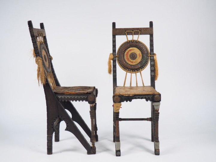 Carlo BUGATTI.  Paire de chaises en bois noirci, noyer, incrustations 