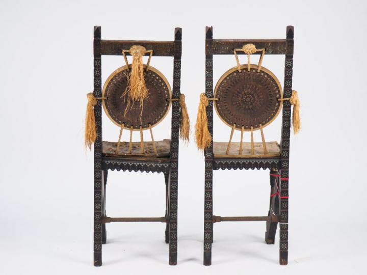 Carlo BUGATTI.  Paire de chaises en bois noirci, noyer, incrustations 