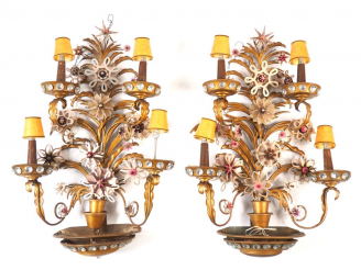 Vente aux enchères Spectaculaire paire de grandes appliques en tôle, laiton et compositio