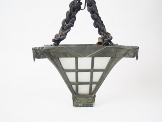 Vente aux enchères Max LE VERRIER.  Suspension en régule et verre à décor d'oiseaux. Dim.