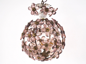 Vente aux enchères Suspension en verre et laiton en forme de boule fleurie.  H. 35 cm