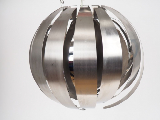 Vente aux enchères Suspension 1970 en métal en forme de bouton de fleur. H. 40 cm