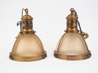 Vente aux enchères Paire de suspensions 1900 en laiton et verre. Dim. 35 x 26 cm.