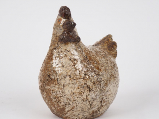 Vente aux enchères ATHEZZA. Sujet en céramique polychrome figurant une poule. Signé. H. 1
