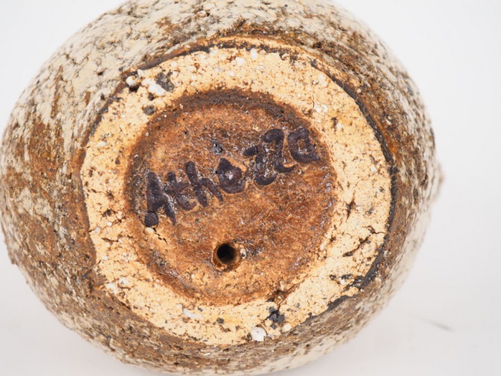 ATHEZZA. Sujet en céramique polychrome figurant une poule. Signé. H. 1