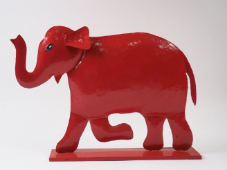 Vente aux enchères Ecole française contemporaine.  "Eléphant rouge". Sculpture en tôle pe