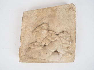 Vente aux enchères Sculpture en ciment "jeunes femmes dénudées".  Dim. 32 x 28 cm