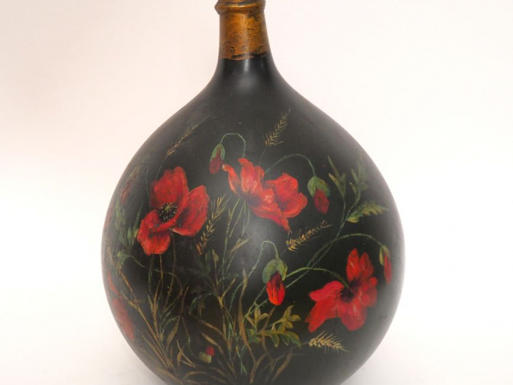 Dame jeanne en verre peint à décor de coquelicots et de papillons.