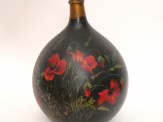 Vente aux enchères Dame jeanne en verre peint à décor de coquelicots et de papillons.