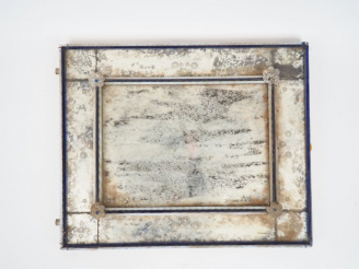 Vente aux enchères Miroir en verre de Venise bicolore. (manque le fronton) Dim. 59 x 48 c
