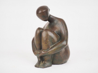 Vente aux enchères Arthur SAURA. "Jeune fille assise". Sculpture en bronze Signée et daté