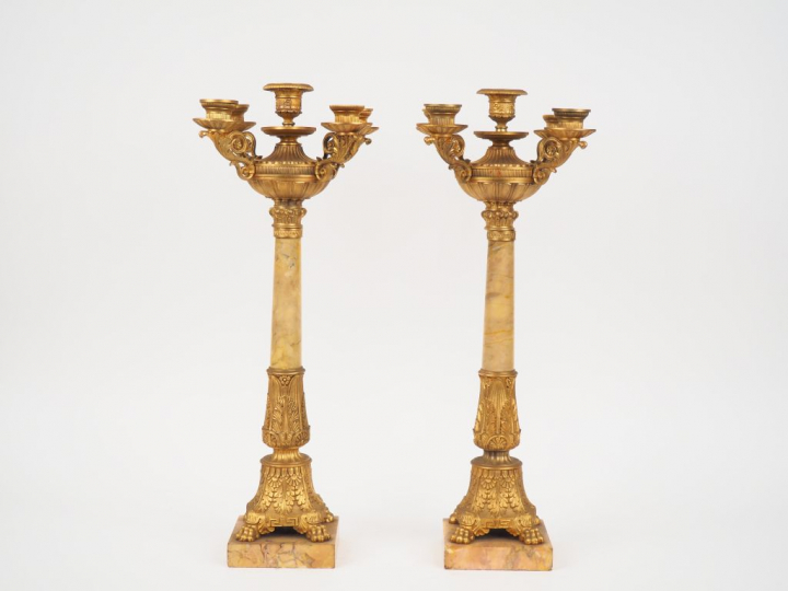 Paire de candélabres Restauration en albâtre et bronze doré, éclairant