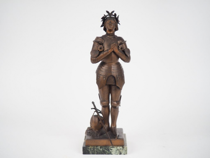 MERCIE.  Sujet en régule à patine médaille "Jeanne d'Arc", socle en ma