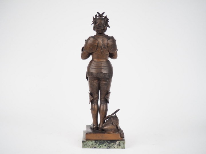 MERCIE.  Sujet en régule à patine médaille "Jeanne d'Arc", socle en ma