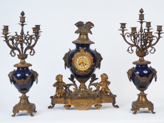 Vente aux enchères Garniture de cheminée Napoléon III de style Louis XVI en porcelaine bl