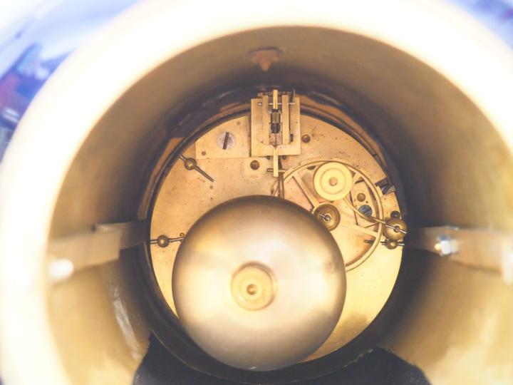 Garniture de cheminée Napoléon III de style Louis XVI en porcelaine bl