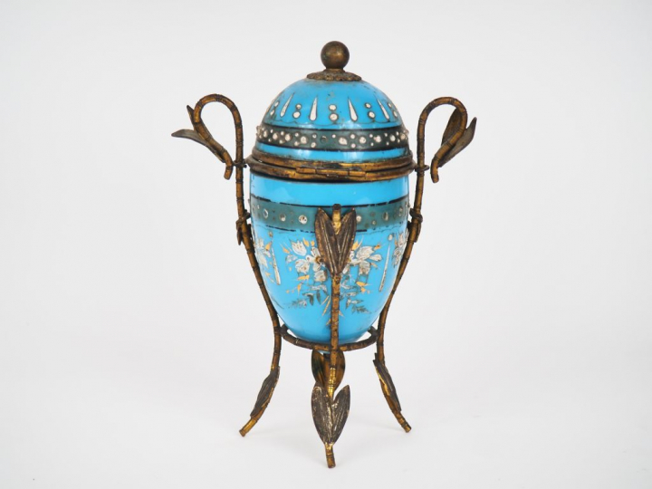 Boite Napoléon III en émail polychrome et laiton en forme d'œuf. H. 17