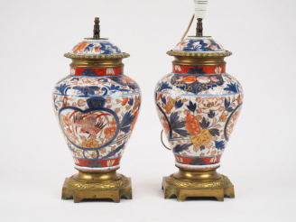 Vente aux enchères Paire de lampes XIXème en porcelaine polychrome d'Imari, monture en br