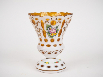 Vente aux enchères Vase cornet 1900 en overlay à décor de fleurs polycromes et de rinceau