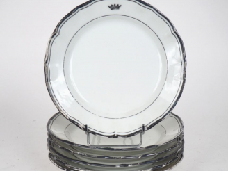 Vente aux enchères 6 assiettes en porcelaine à décor de liseré noir et d'une couronne.