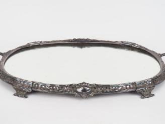 Vente aux enchères Centre de table de style Louis XVI en métal argenté et fond de glace, 