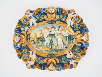 Vente aux enchères Plat ovale en faience italienne, XIXème à décor de puttii. Dim. 24,5 x