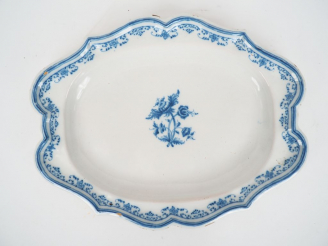 Vente aux enchères Plat XVIIIème en faience du Midi, décor de fleurs en camaieu bleu. Dim
