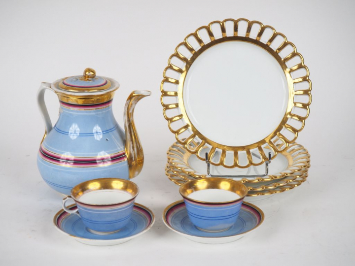 4 assiettes XIXème en porcelaine de Paris blanche et dorée, bords ajou