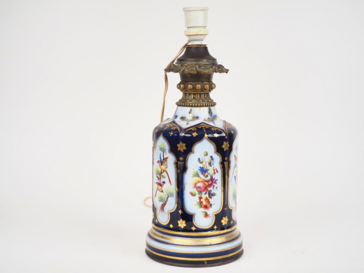 Lampe à pétrole XIXème en porcelaine de Valentine à décor dans des rés