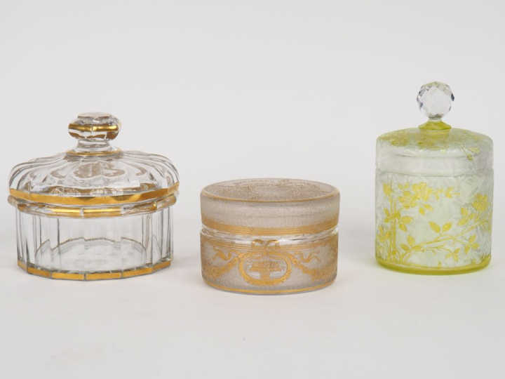 3 différents poudriers en cristal.