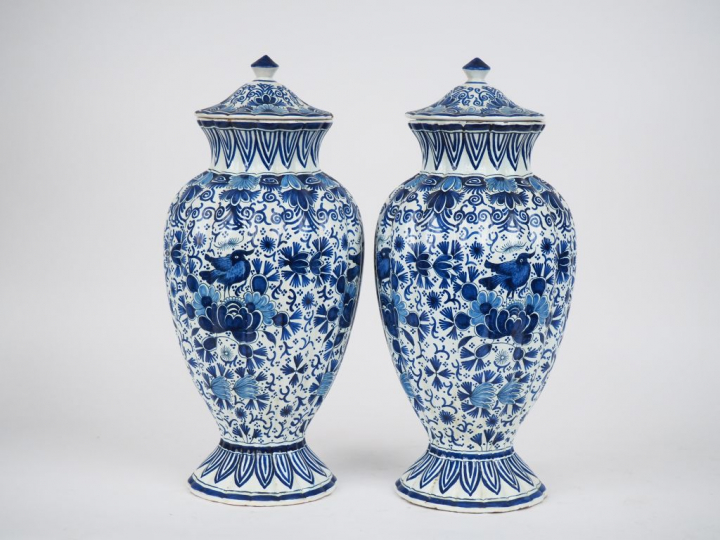 Paire de potiches couvertes XIXème en faïence de Delft, décor en camaï