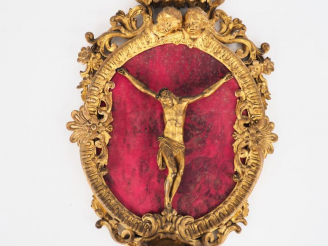 Vente aux enchères Crucifix XVIIIème en bois sculpté et doré à décor de visages d'anges ,