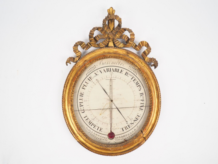 Baromètre Louis XVI en bois sculpté et doré, fronton ajouré à décor d'