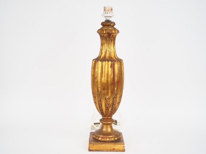 Lampe en bois sculpté et doré en forme de balustre cannelé et rudenté.