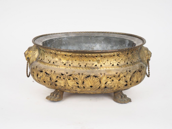 Jardinière en laiton à décor ajouré de fleurs et de mufles de lions.  