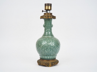 Vente aux enchères Vase XIXème en porcelaine céladon de style Extrême Orient, monté en la