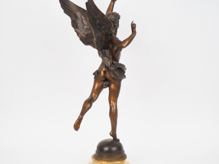 BAREAU.  "Gloria" Grande sculpture en régule sur un socle en onyx.  H.