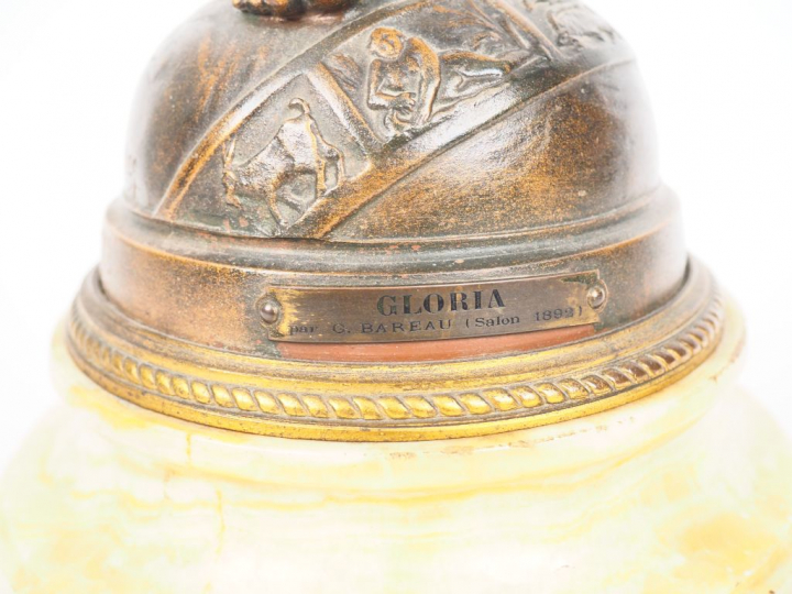 BAREAU.  "Gloria" Grande sculpture en régule sur un socle en onyx.  H.