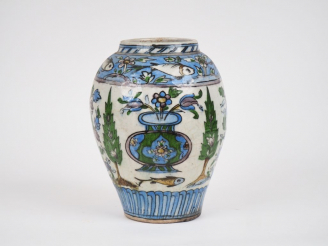 Vente aux enchères Vase ovoide en faience persanne à décor polychrome de fleurs, de feuil