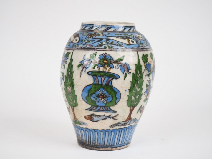 Vase ovoide en faience persanne à décor polychrome de fleurs, de feuil