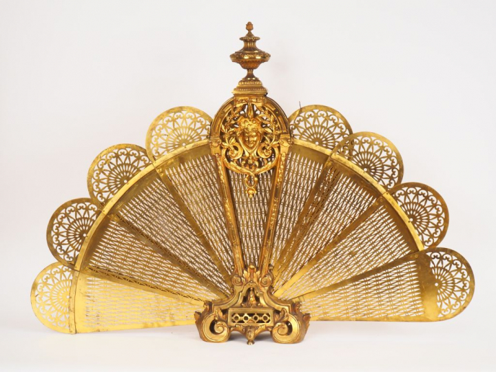 Pare feu Napoléon III en bronze doré en forme d'éventail. H. 74 cm