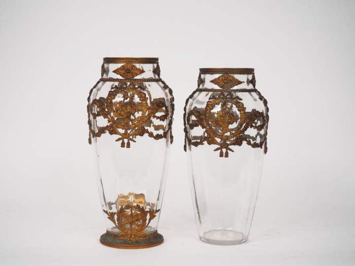 Paire de vases 1900 de style Louis XVI en cristal et laiton.  H. 30,5 