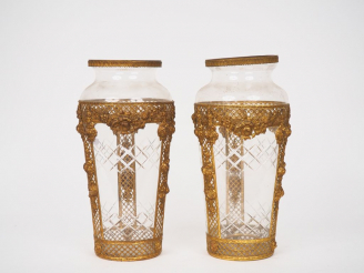 Vente aux enchères Paire de vases 1900 de style Louis XVI en cristal et laiton. H. 33 cm 