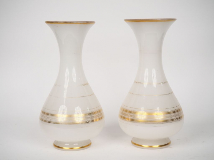 Paire de vases ovoïdes Napoléon III en opaline blanche et dorée. H. 34