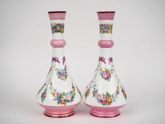 Vente aux enchères SEVRES. Paire de vases XIXème en porcelaine à décor polychrome sur fon