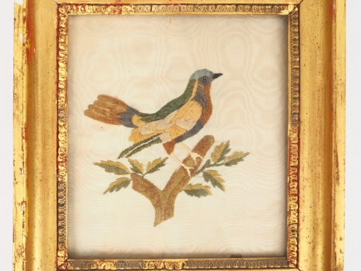 Soie brodée polychrome  Restauration figurant un oiseau branché. Dim. 