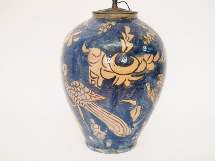 Grand vase ovoïde en céramique persane à décor d'oiseaux sur fond bleu